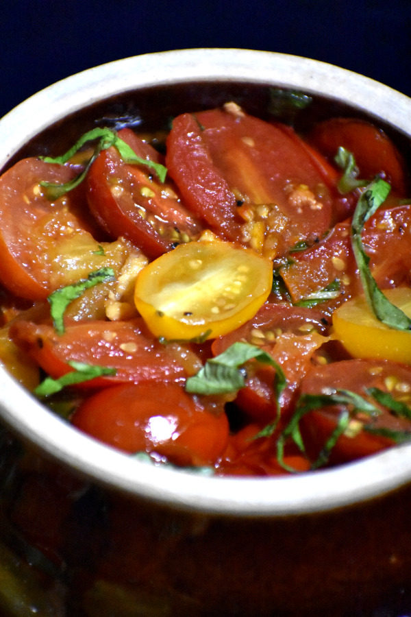 在一个棕色的碗里煮熟的西红柿和橘子酱的特写镜头