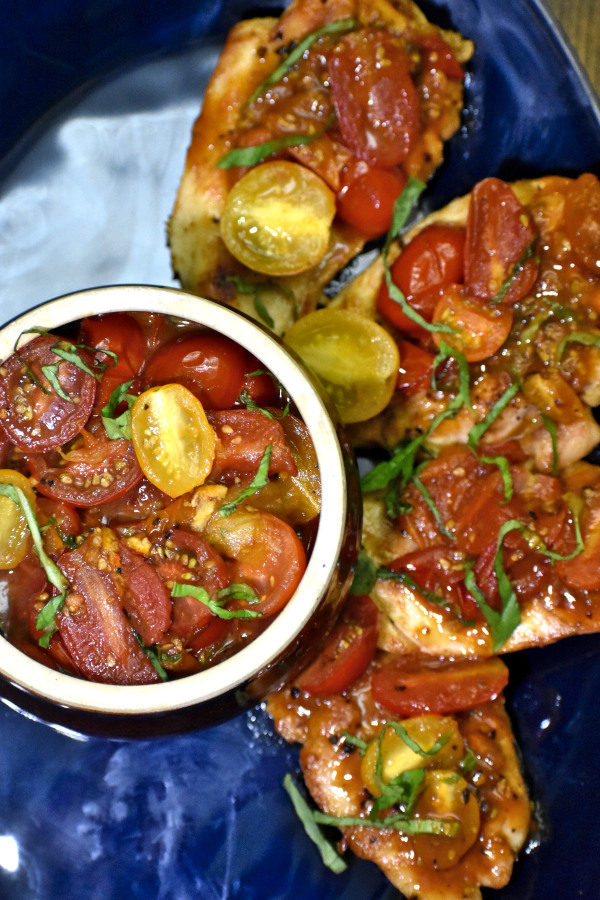 30个最简单的工作日晚餐-番茄罗勒鸡肉。