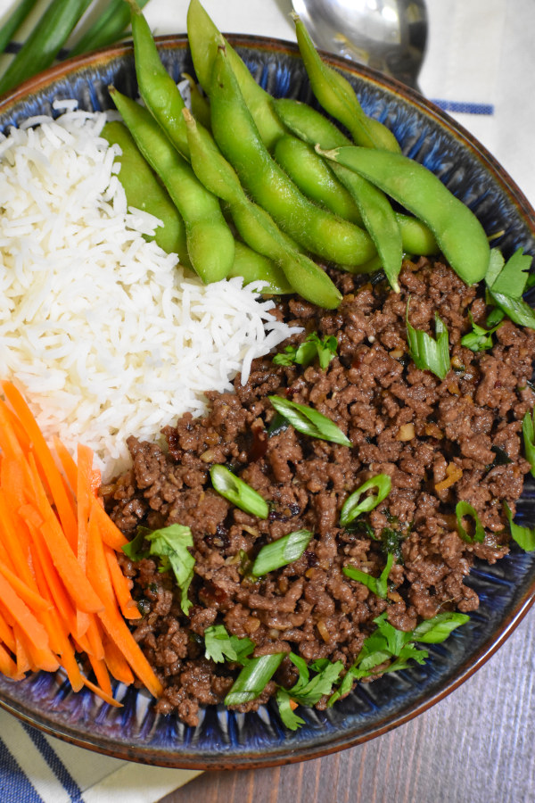 30个最好的简单的工作日晚餐-韩国牛肉碗。