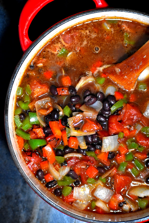 黑豆辣椒的所有成分添加到锅,准备煮