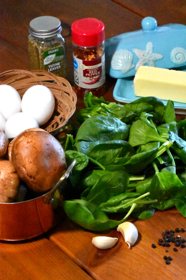 蘑菇，菠菜和鸡蛋早餐煎锅的原料