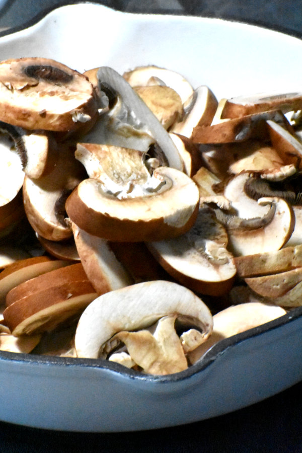 生蘑菇放在煎锅里