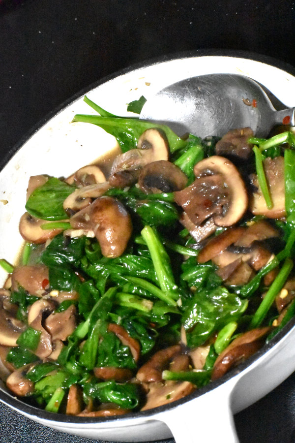 用小煎锅煮蘑菇和菠菜