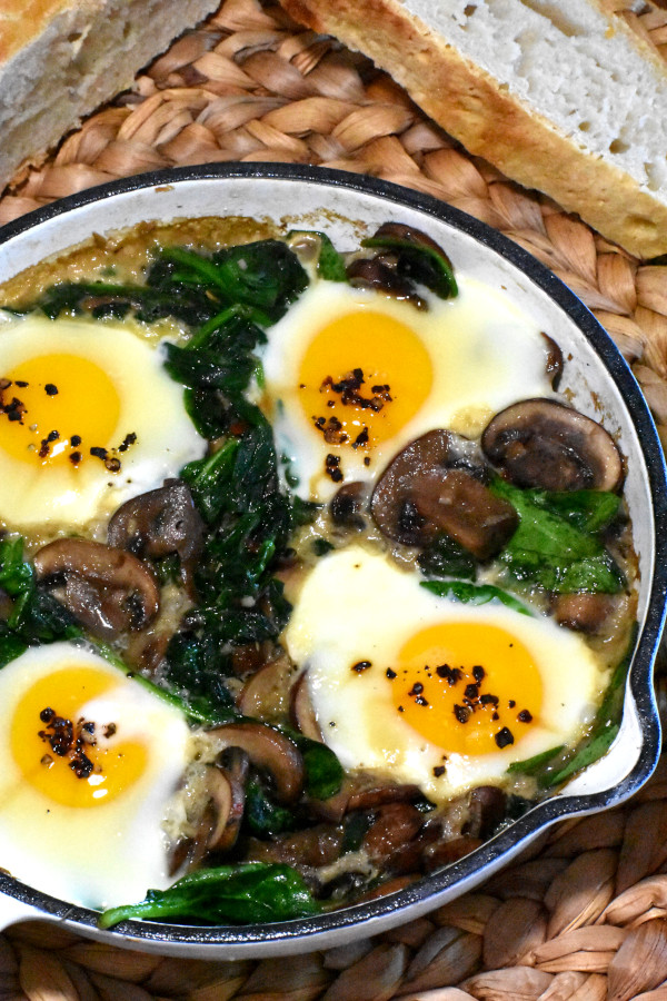 蘑菇，菠菜和鸡蛋早餐煎锅