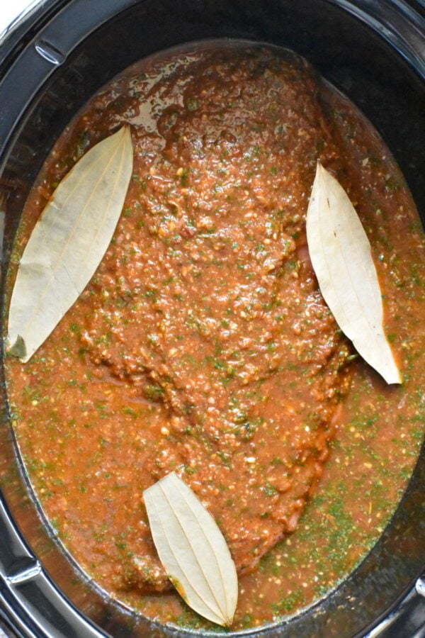 在烹饪之前，把烤好的肉放在瓦罐里，淋上酱汁。
