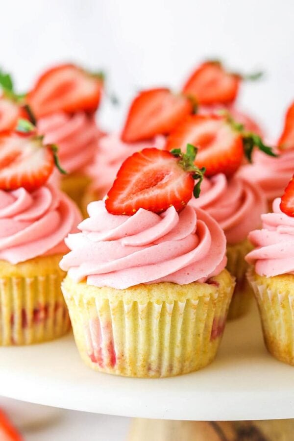 40个最佳甜点食谱-草莓纸杯蛋糕。