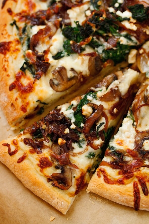 35个最好的披萨食谱-焦糖洋葱，羊乳酪和菠菜。