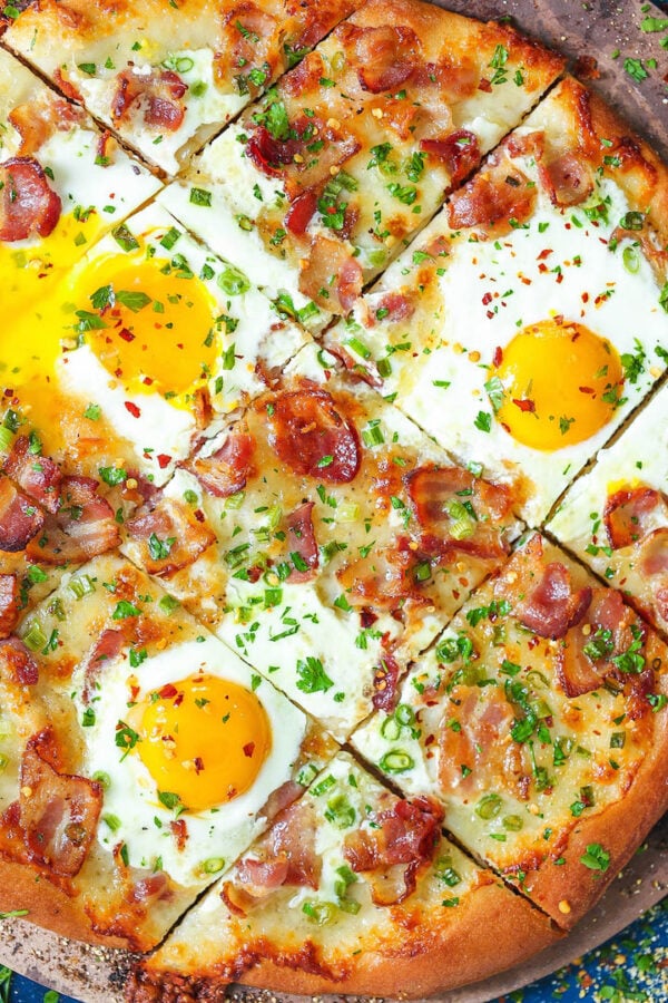 35个最好的披萨食谱-培根早餐。