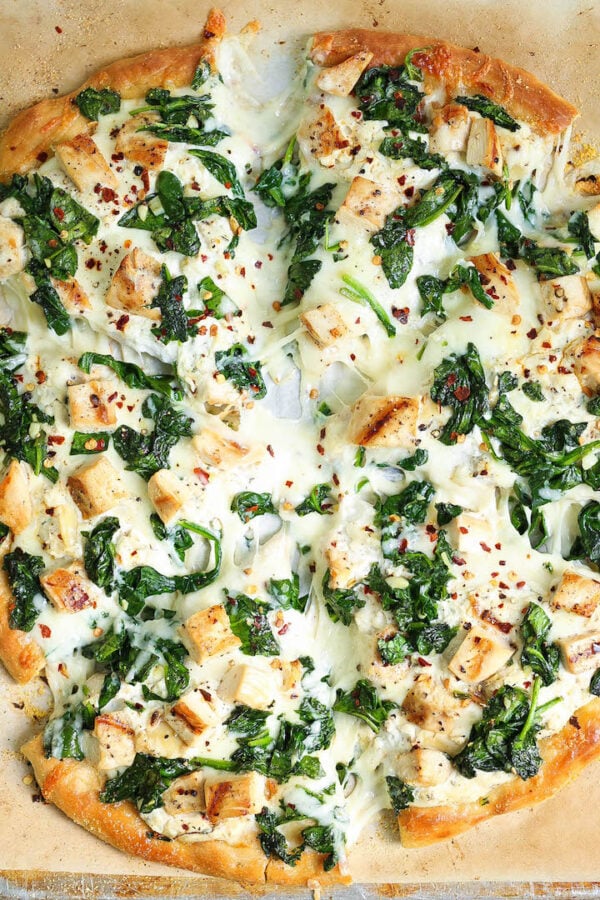 35种最好的披萨食谱——大蒜、鸡肉和菠菜。