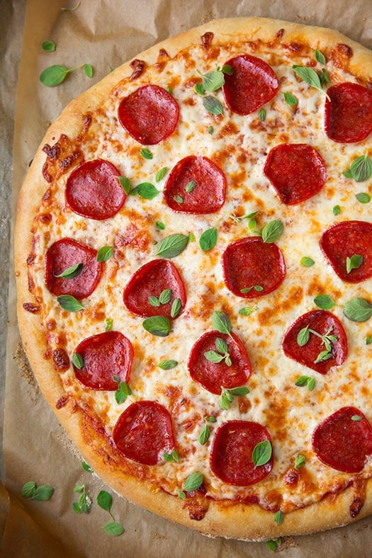 35个最好的披萨食谱——意大利辣香肠。