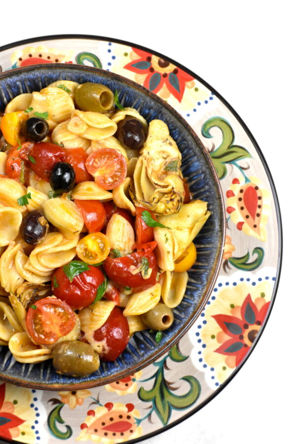 吉普赛盘子上的一碗西西里意大利面。