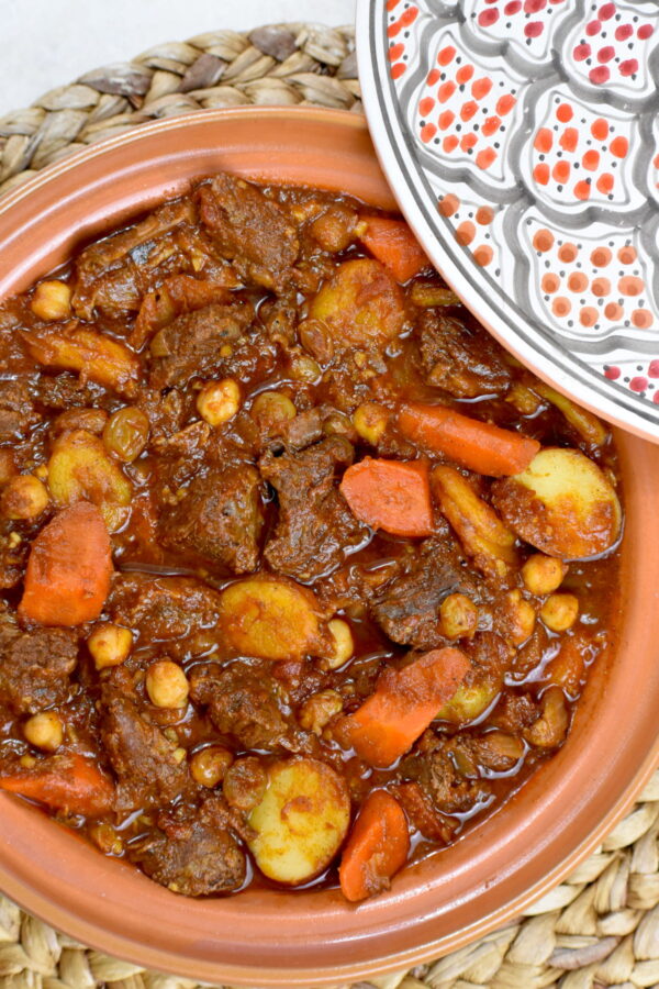 摩洛哥炖牛肉是一种来自摩洛哥的炖菜，它的味道令人惊叹，这要归功于泥土和异国情调的香料。