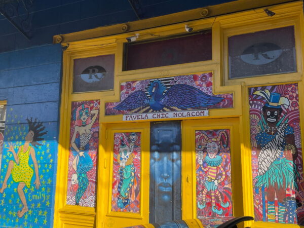 新奥尔良法国人街上的一扇彩色门。