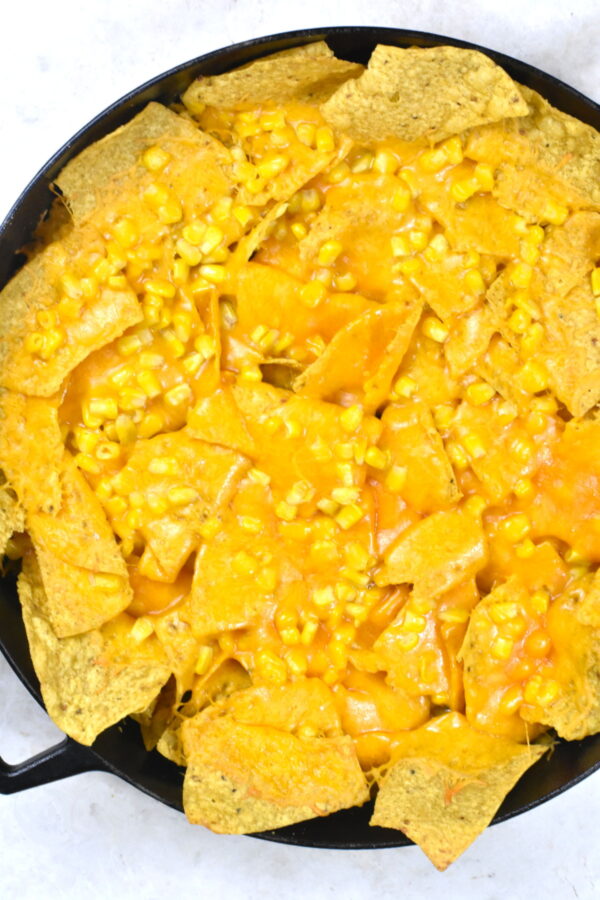 融化的奶酪在墨西哥玉米片上。