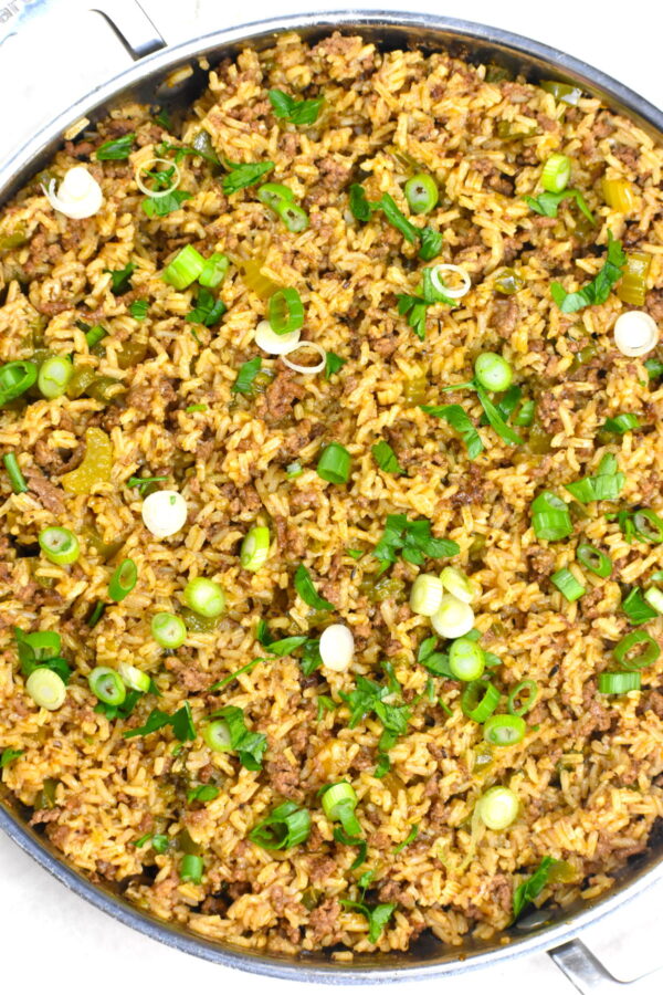 脏米饭是克里奥尔和卡津菜肴中著名的配菜。白米会因为肉块和大量的调味料而呈现“脏”色。