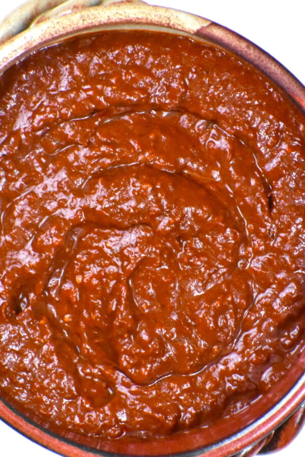 这道北非哈里萨辣酱会为你的厨房增色不少。把它用作调味品或调味剂!