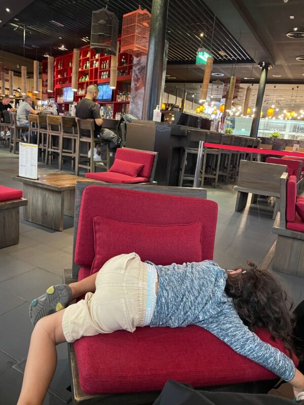 诺亚睡在机场的长椅上