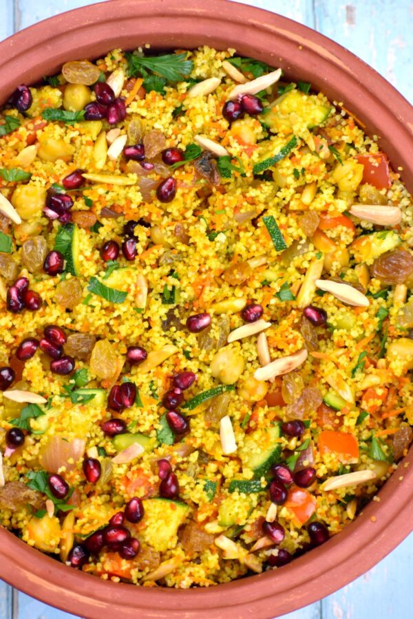 给普通的粗麦粉来个色彩斑斓的改造。这道摩洛哥蒸粗麦粉食谱是一道很好的配菜，可以搭配各种主菜。