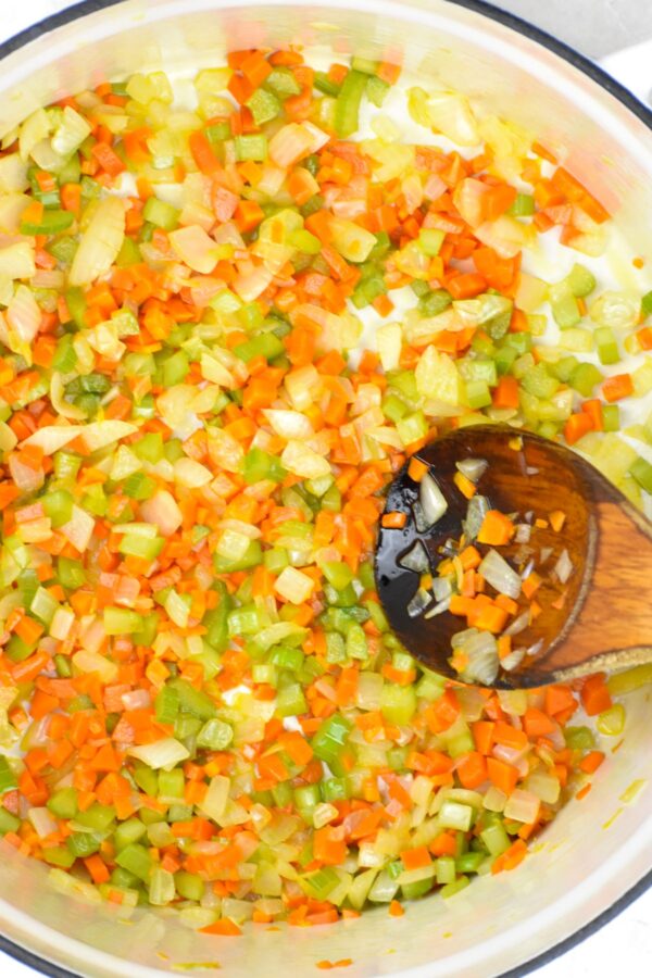 洋葱，芹菜和胡萝卜在荷兰烤箱烹饪