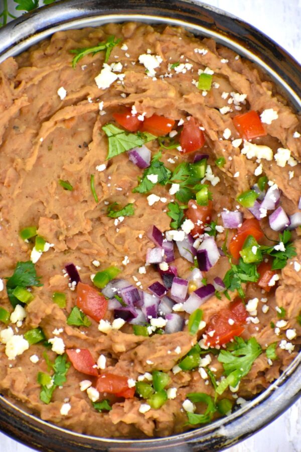 用这个简单的煎豆食谱来提升你的墨西哥之夜!比罐装的好吃多了。