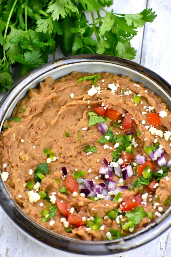 用这个简单的煎豆食谱来提升你的墨西哥之夜!比罐装的好吃多了。