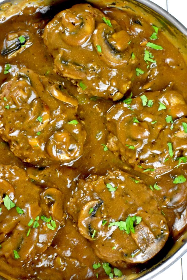 索尔兹伯里牛排是一种老式的舒适食物，将碎牛肉饼裹在美味的蘑菇肉汁中。