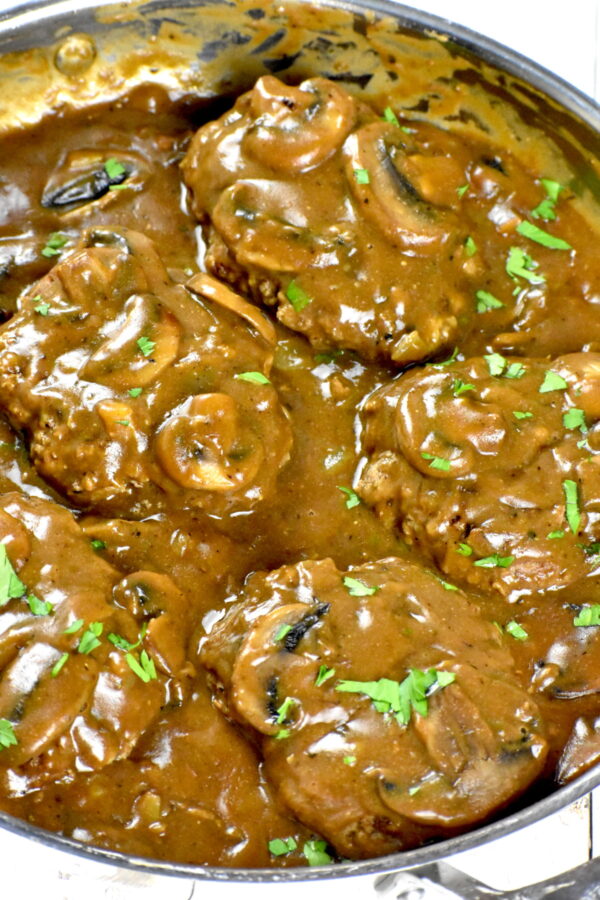 索尔兹伯里牛排是一种老式的舒适食物，将碎牛肉饼裹在美味的蘑菇肉汁中。