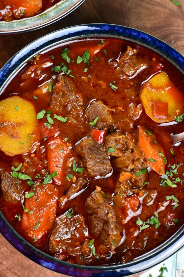 匈牙利炖牛肉是一种丰富的牛肉和蔬菜汤，由著名的匈牙利甜辣椒粉制成，味道大胆而独特。