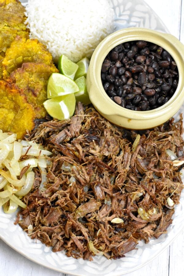 Vaca Frita是一道经典的古巴菜，将牛肉慢炖至刀叉软嫩，然后油炸至完美酥脆。太好吃了!